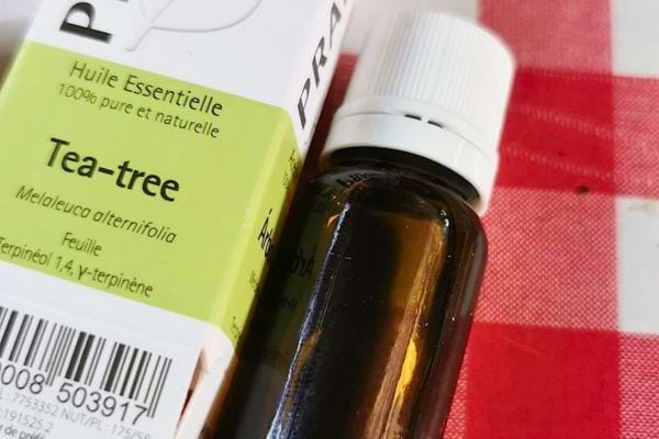 Flacon d’huile essentielle de tea tree avec son emballage.