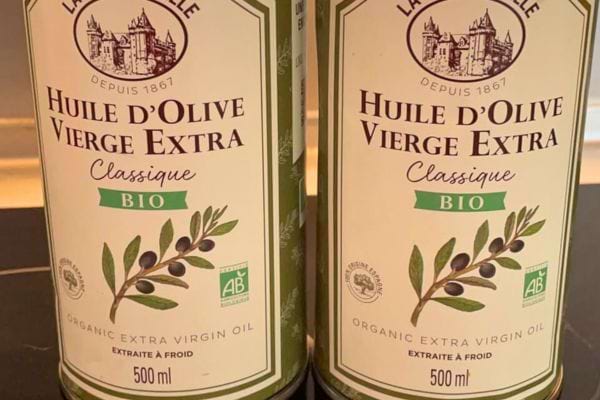 Deux bouteilles d’huile d’olive vierge extra bio.