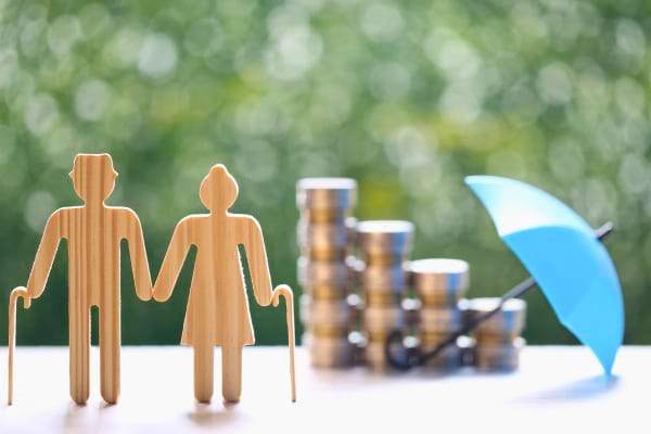 Deux silhouettes âgées devant des pièces et un parapluie.