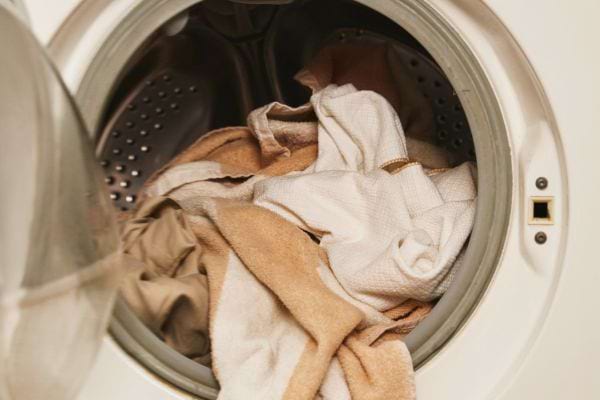 Serviettes jaunies à l’intérieur d’un tambour de machine à laver.