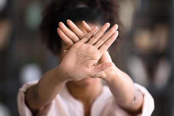 Geste de refus avec les mains.