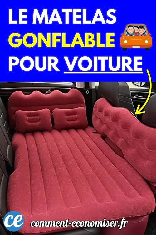 Un matelas gonflable rouge install&eacute; sur la banquette arri&egrave;re d&rsquo;une voiture.