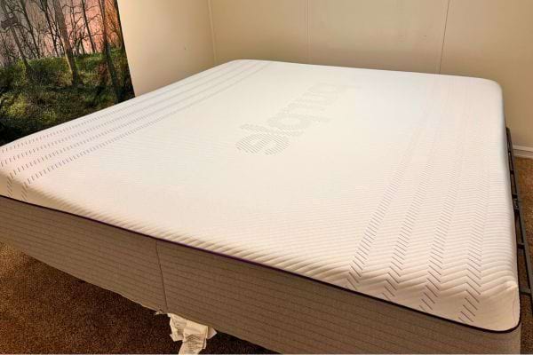 Matelas nu propre sans draps.