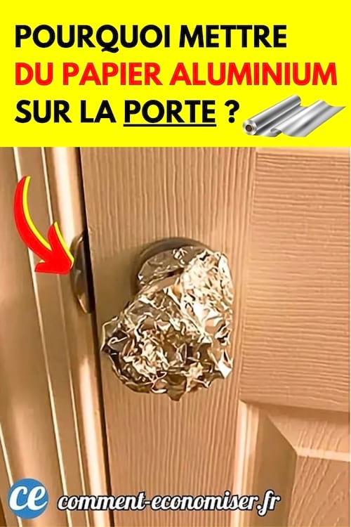 Une poignée de porte recouverte de papier aluminium brillant, avec une flèche pointant dessus.