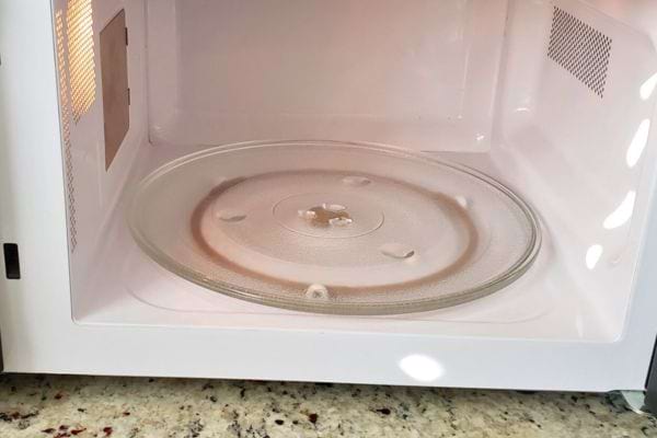 Micro-ondes propre avec plateau bien en place.