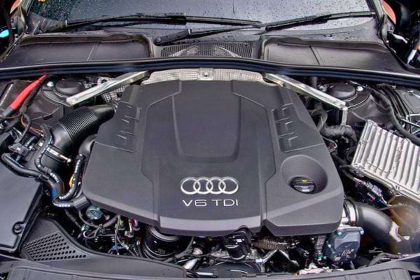 Moteur Audi V6 TDI bien protégé sous capot.