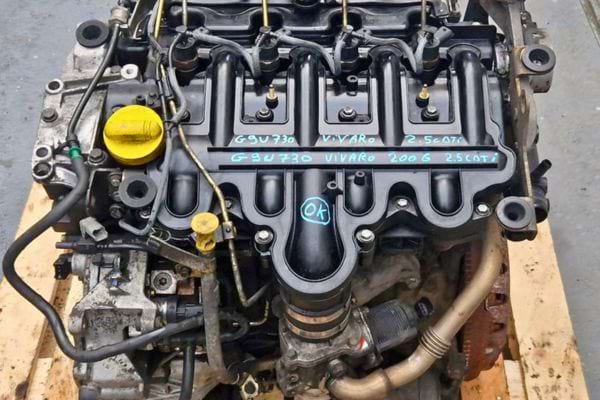 Moteur Opel Vivaro annoté à la main.