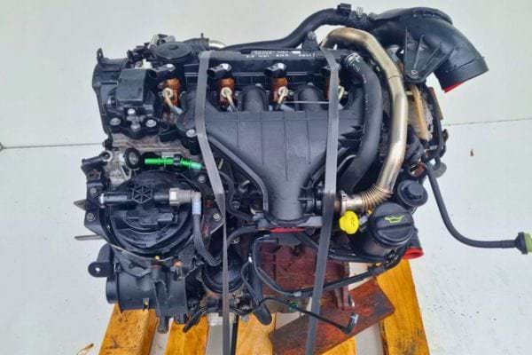 Moteur Renault diesel posé sur palette.