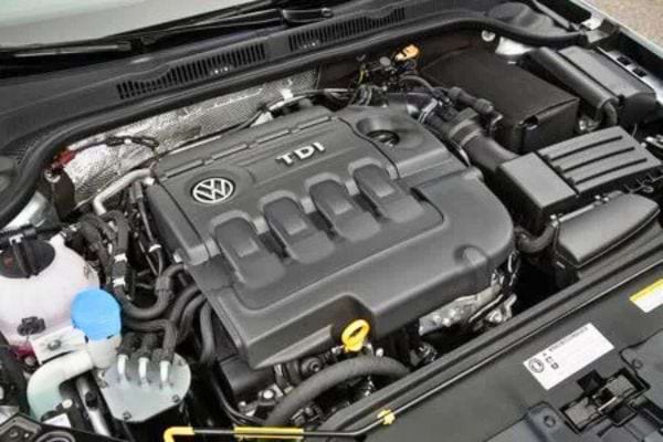 Moteur diesel TDI Volkswagen proprement installé.