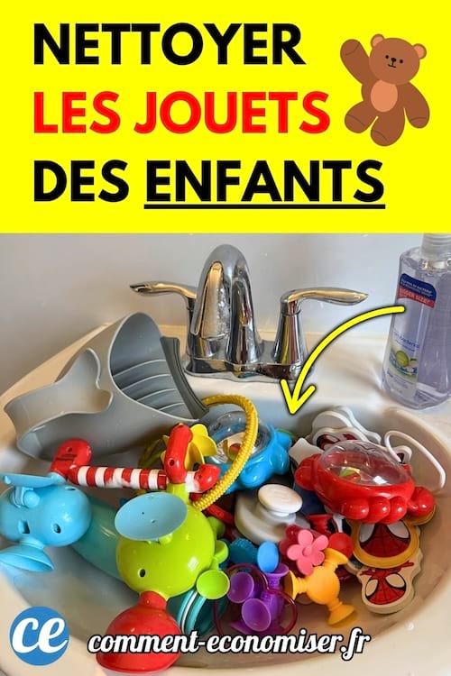 Évier rempli de jouets en plastique colorés pour enfants, avec un robinet et du savon liquide à côté.