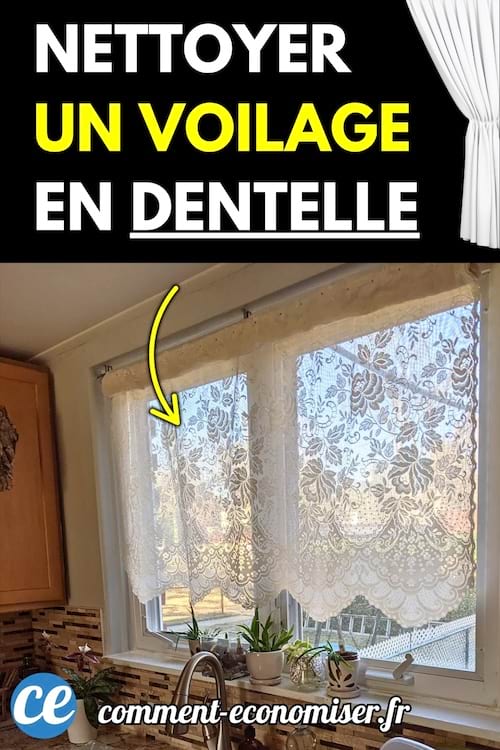Des rideaux en dentelle blanche suspendus devant une fenêtre de cuisine.