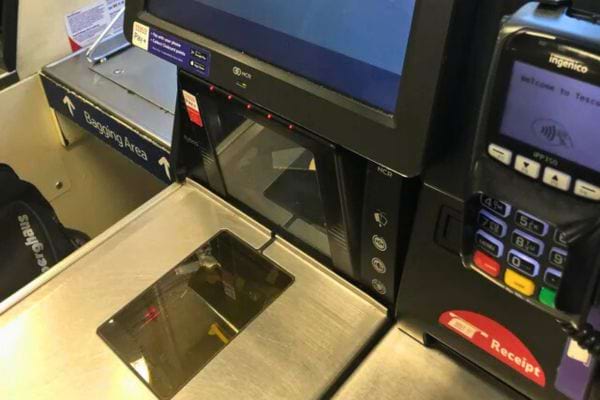 Scanner intégré et terminal de paiement prêts pour l’encaissement.