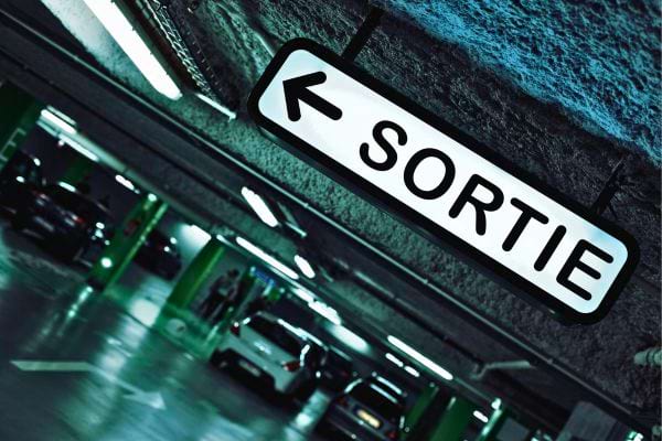 Panneau lumineux indiquant la sortie d’un parking souterrain.