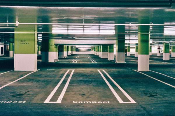 Grand parking vide avec emplacements compact bien alignés.