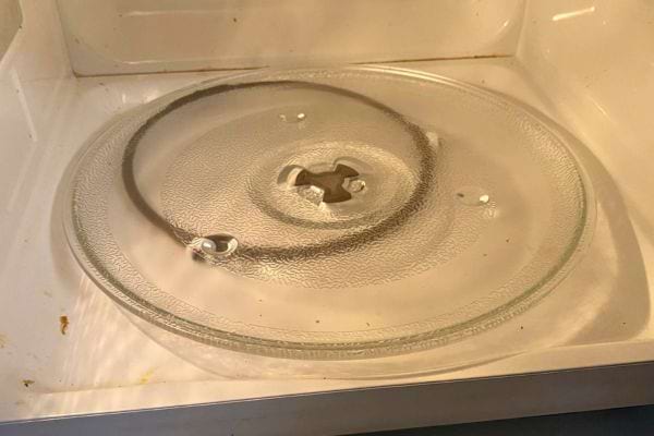 Plateau remis avec l’anneau visible dessous.