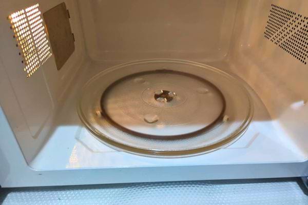 Traces brunes visibles sous le plateau.