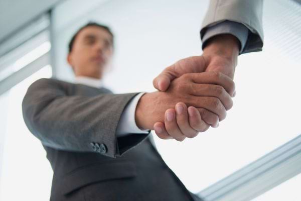 Deux hommes d’affaires se serrent la main.