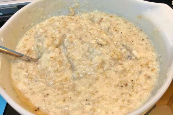 Bol de porridge chaud à l’avoine.