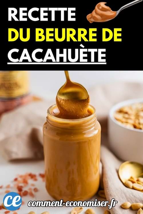 Un pot de beurre de cacahuète crémeux, ouvert avec une cuillère dorée nappée de beurre au-dessus.