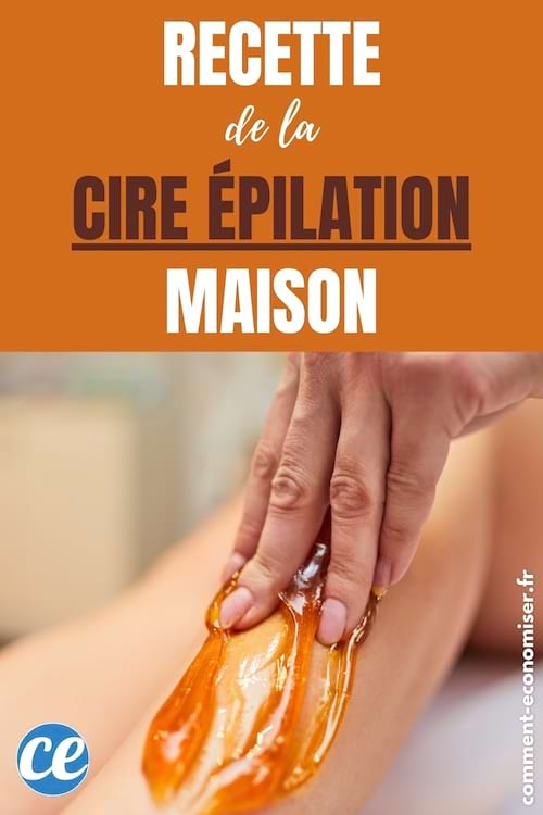 Une main appliquant de la cire dorée pour l'épilation sur une jambe nue.
