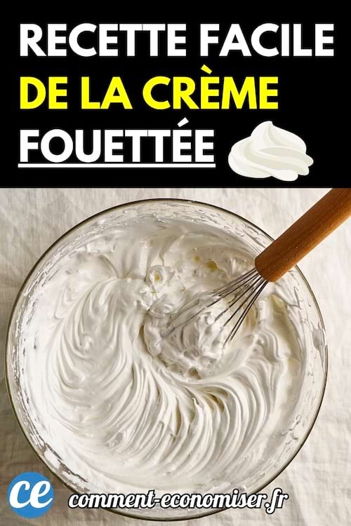 Un saladier rempli de crème fouettée avec un fouet en bois.