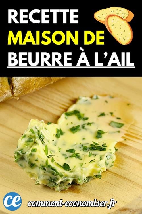 Une noisette de beurre à l’ail fait maison, mélangé à du persil, étalée sur une planche en bois près d’un morceau de pain.
