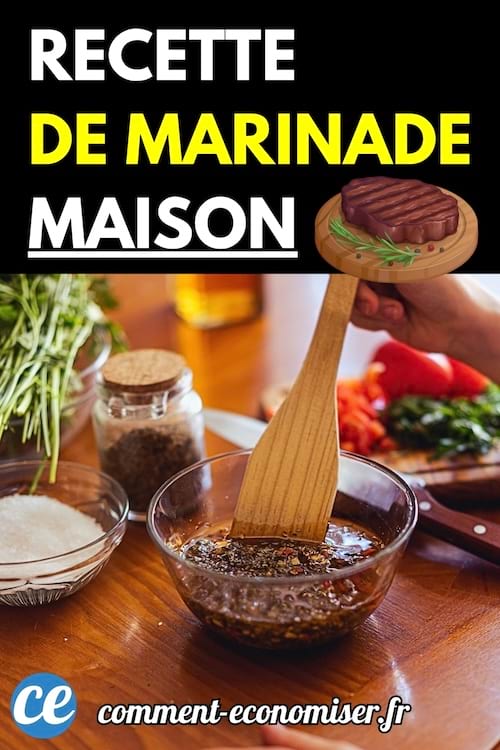 Un saladier rempli de marinade aux herbes avec une main mélangeant avec une cuillère en bois.