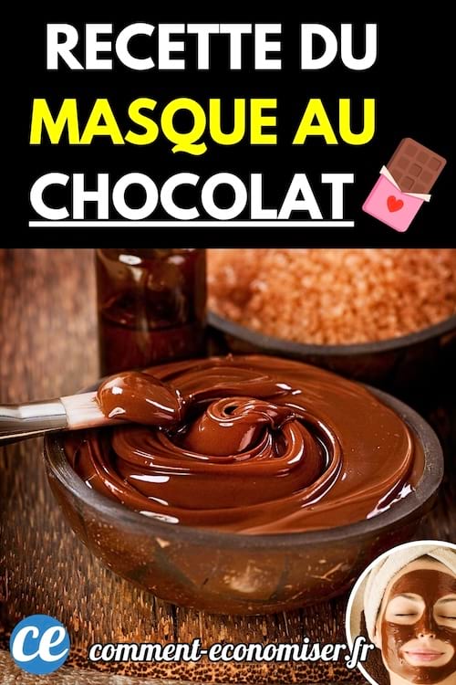 Un bol rempli de masque au chocolat posé sur une table, avec en arrière-plan du sucre brun.