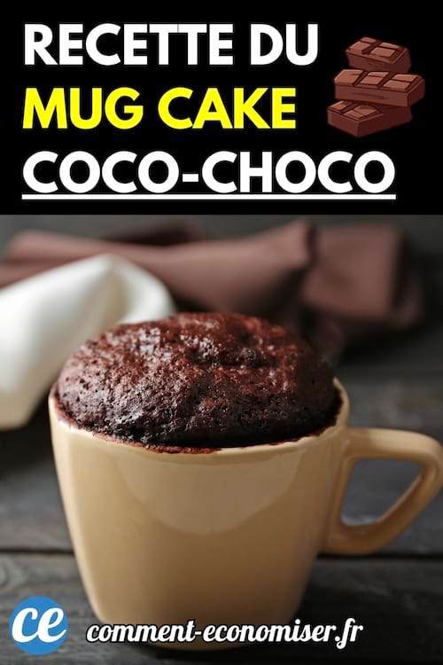 Un mug cake au chocolat et à la noix de coco, bien gonflé, dans une tasse beige posée sur une table en bois.