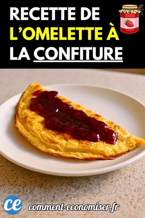 Omelette dorée servie dans une assiette blanche avec une couche de confiture rouge sur le dessus.
