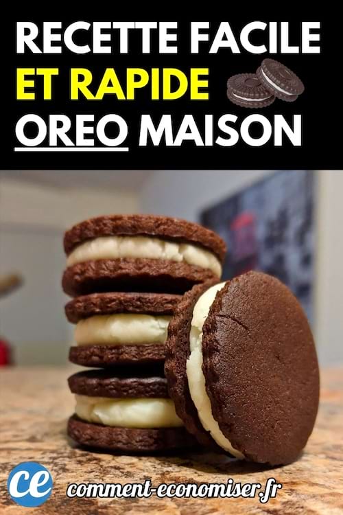 Une pile de biscuits maison ressemblant à des Oreo, avec une crème blanche entre deux biscuits chocolatés.