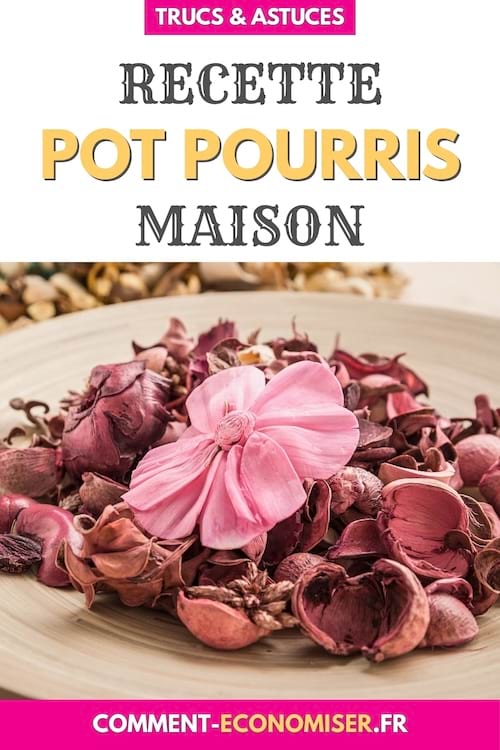 Un gros plan sur un pot-pourri fait maison dans une assiette en bois avec des pétales séchés et une fleur rose.