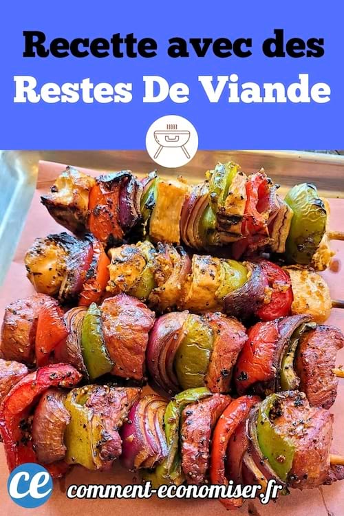 Des brochettes colorées de viande et de légumes grillés présentées sur une planche en bois.