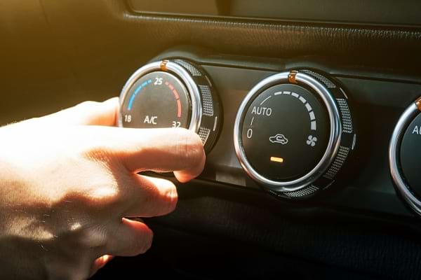 Réglage de la température de la climatisation en plein soleil.