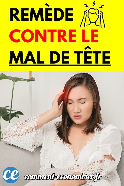 Une femme assise sur un canapé se tenant la tête avec une expression douloureuse.
