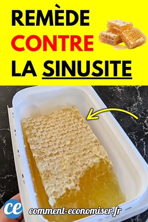Morceau de rayon de miel naturel dans une barquette en plastique, posé sur une table sombre.