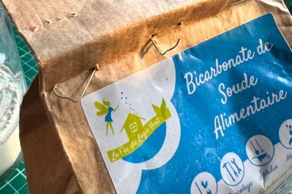 Sac de bicarbonate de soude alimentaire kraft et bleu.