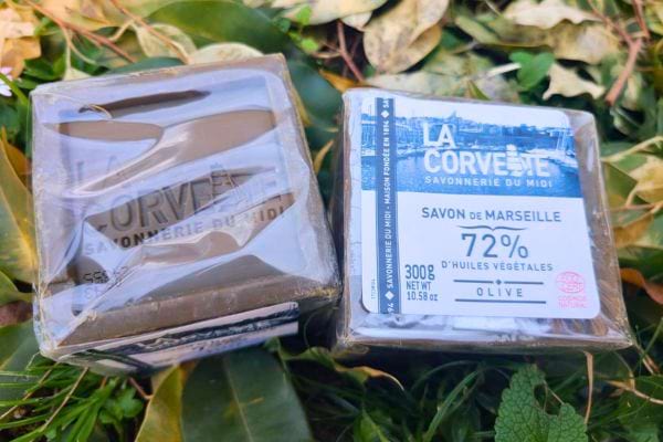 Deux savons de Marseille posés sur des feuilles.