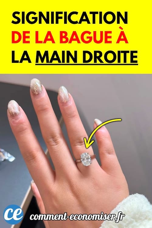 Main droite portant une bague avec une pierre brillante à l’annulaire.