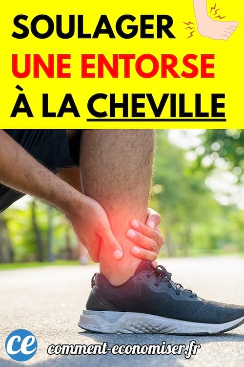 Personne tenant sa cheville douloureuse, avec des chaussures de sport.