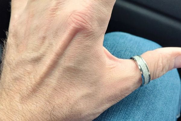La Plupart des Gens Ne Savent Pas Ce que Signifie une Bague sur le Pouce.