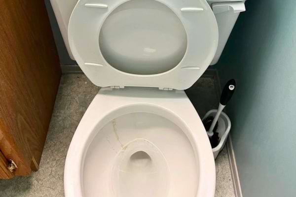 Cuvette de WC avec trace de calcaire incrustée.