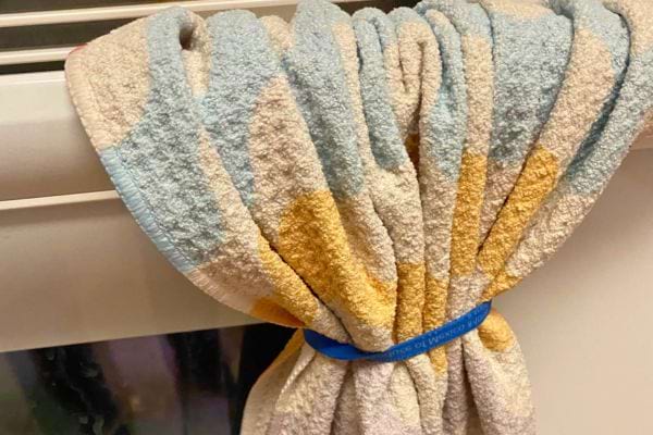 Torchon noué avec un élastique sur une poignée.