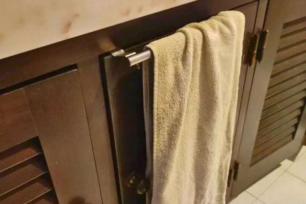 Torchon accroché à une poignée de meuble.