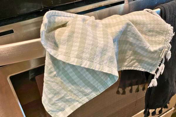 Torchon suspendu librement à la poignée du four.