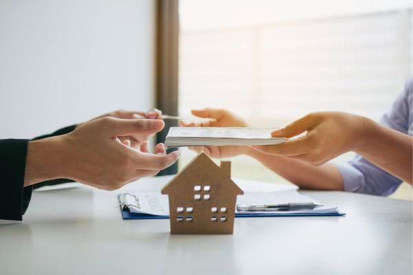 Échange de documents liés à un bien immobilier.