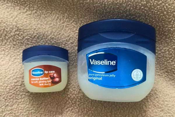 Deux pots de Vaseline, un petit au cacao, un grand original.