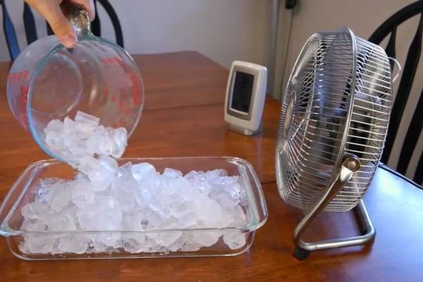 Glace versée devant un ventilateur pour rafraîchir l’air.