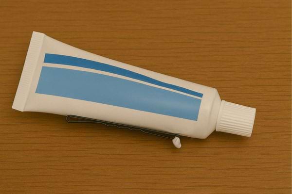 Épingle servant à vider un tube de dentifrice.