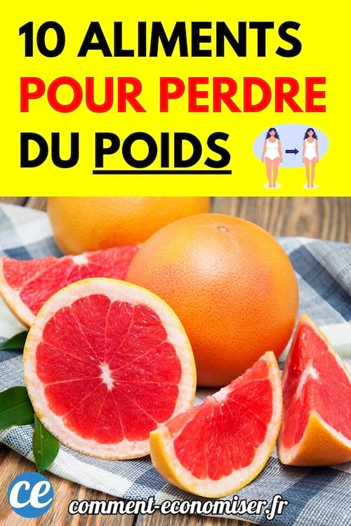 Pamplemousses roses coupés en quartiers sur une nappe à carreaux bleus.